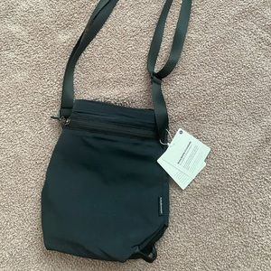 Lululemon water bottle crossbody